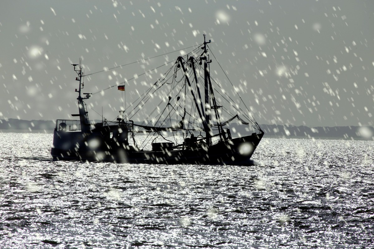 Fischkutter vor Norderney im Regen