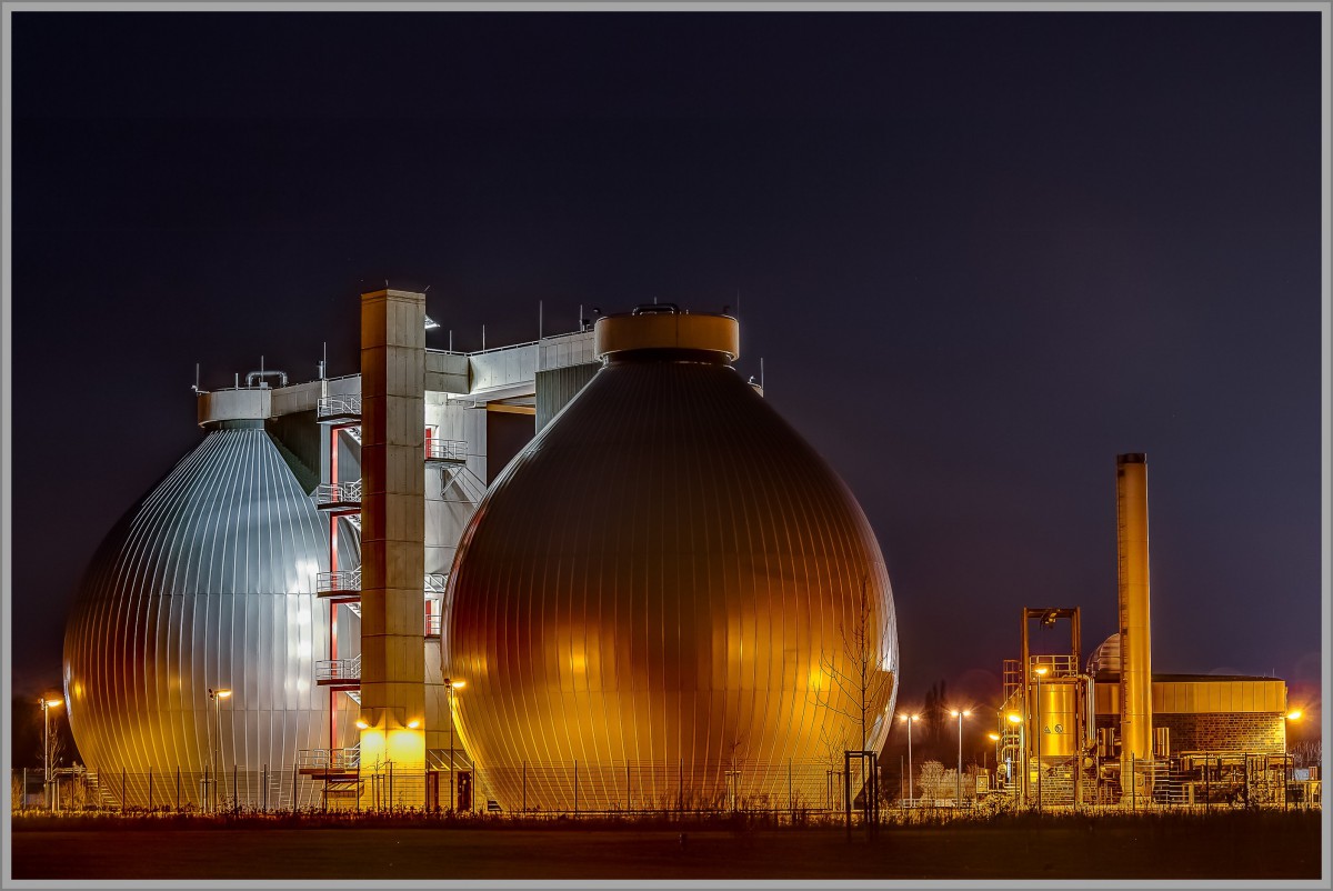 Biogas Anlage bei Nacht - HDR