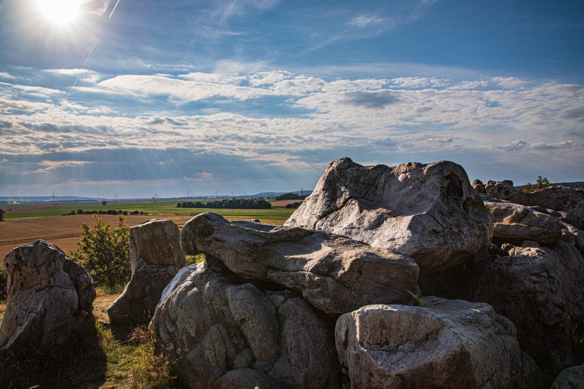 Lübbensteine bei Helmstedt im abendlichen Sonnenlicht