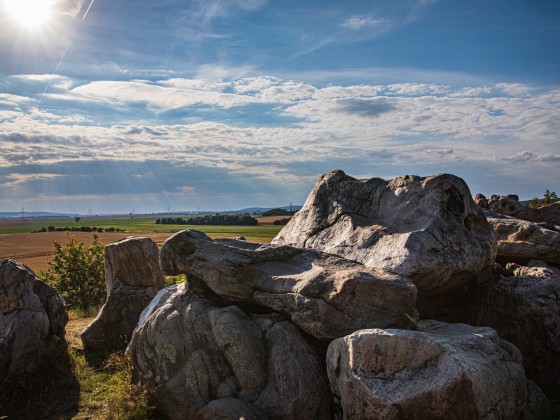 Lübbensteine bei Helmstedt im abendlichen Sonnenlicht