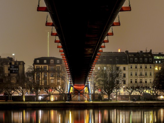 Holbeinsteg Frankfurt-Main von unten