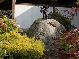 Musikant auf Stein vor unserem Haus